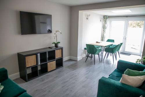 Thornton-Cleveleys Apartamento | Wave Stays - Ground Floor Apartment - Outside Seating Area