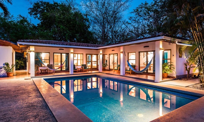 Palm Beach Estates Casa | Bienvenido a Casa Verde, aislada en Playa Grande, a solo 50 metros de la playa.