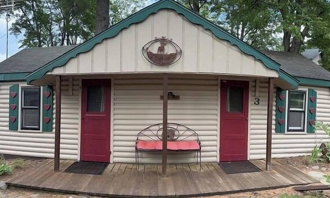 Gaylord Cabina | Welcome to Cottage 3 at Heart Lake Resort!