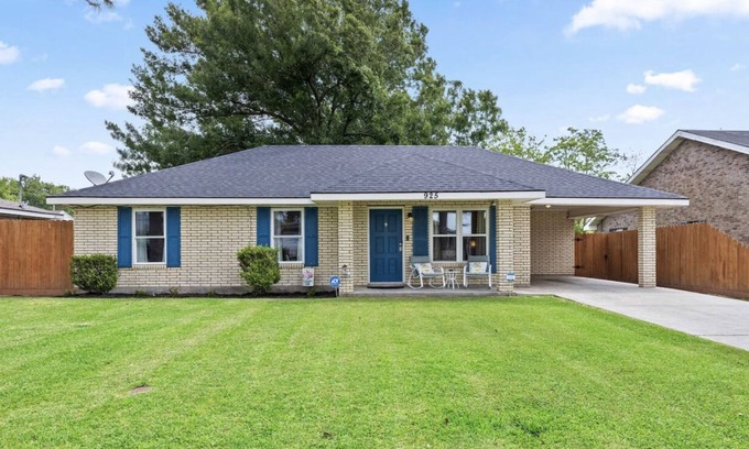 Rayne Casa | Bienvenido a Home Away From Home Rayne, LA La rana Captial of The World