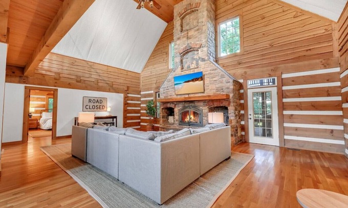 Cross Plains Casa | Welcome to 'Logging Off' our stunning Log Cabin 35 mins from Downtown Nashville