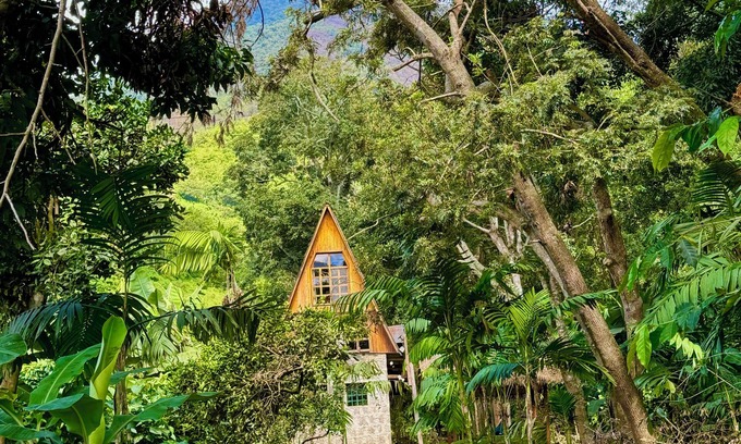 Santiago Atitlan Chalet De Esquí | Welcome to your slice of paradise at our stunning lakeside hotel