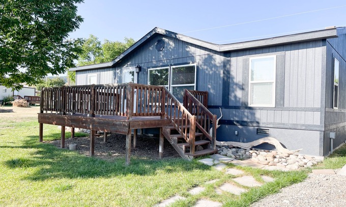 Fort Smith Casa | Well kept cozy home located right next to the Big Horn River and Yellowtail Dam