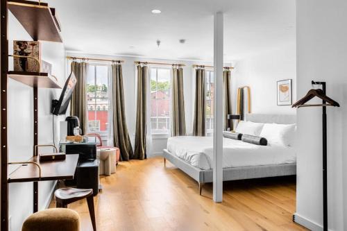 Bangor Apartamento | West Market Square View, Historic Hotel DTWN, King Bed, Room # 401