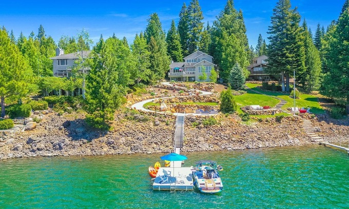 Lake Almanor West Casa | West Shore Lakefront Luxury Estate! Kayaks, Dock/Buoys, Exceptional Views!!!