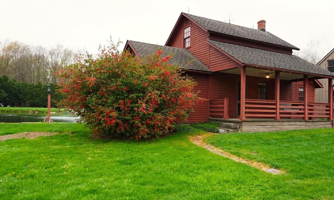 Dundee Casa | Whimsical Cottage w/Pond View