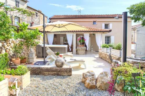 Cizici Casa | White Cottage Heritage House