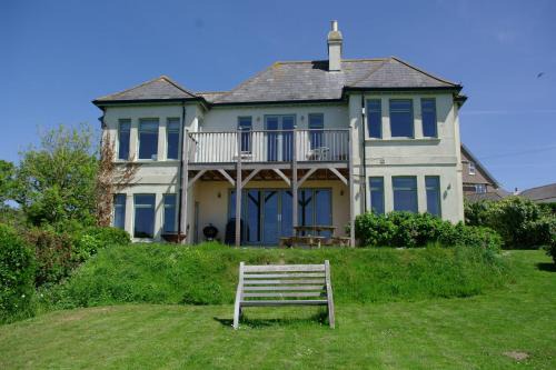 Bantham Casa | White Horses a large family home in Bantham South Devon with fantastic sea views