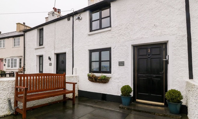 Brynsiencyn Casa | WHITE LILAC COTTAGE, pet friendly, with open fire in Brynsiencyn