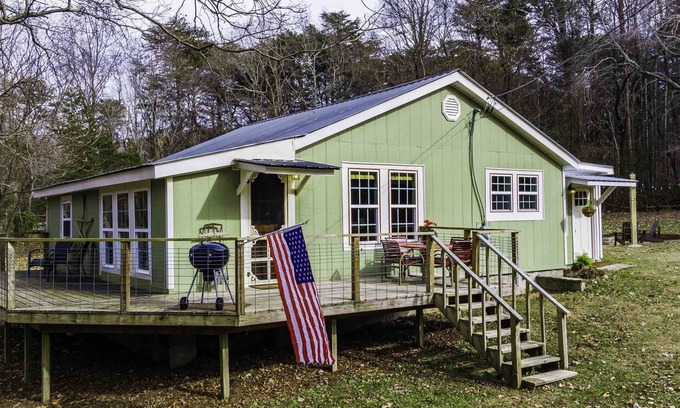 Mentone Cabina | WHITETAIL on the PARKWAY w/ HOT TUB...named WHITETAIL for a reason .....