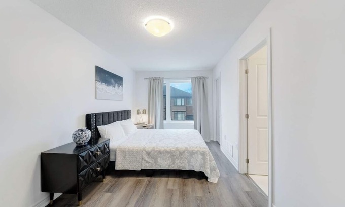 Paris Casa | Whole House 4 BR 3.5 WR, 2 km to H.W 403 & Downtown