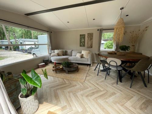 Bosgebied Hoenderloo Chalet De Esquí | Wild Flower Wellness met privé Sauna en Hottub in prachtige tuin met overkapping