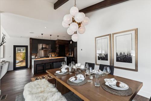 Stowe Area Casa | Wildebrook: 4br Mountain Luxury, fireplace, hot tub, x-country ski in/out, 10min to ski resort