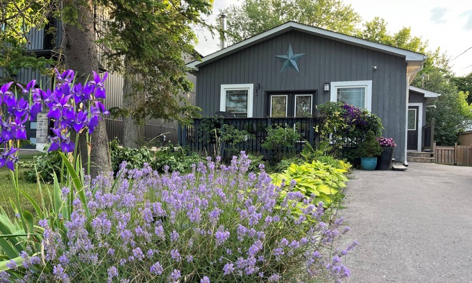 Georgina Cabaña | Willow Beach Renovated Cottage Retreat. Pet-Friendly!