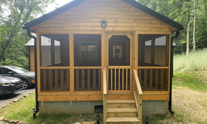 Cullowhee Cabina | Winding road cabin screen front porch uncovered back porch