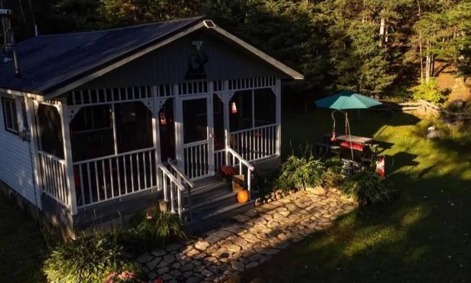 San Marcos Cabaña | Winter Wildlife Getaway For 2. Indoor fire, snowshoeing, home cooked breakfast