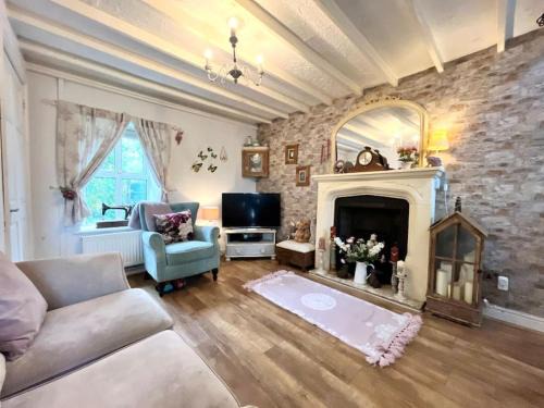 Trecynon Casa | Wisteria Cottage an authentic and enchanting 2 bedroom cottage experience
