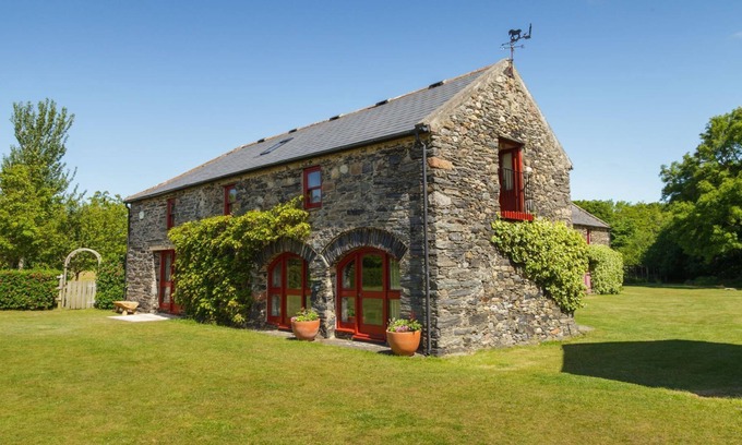 Jurby Cabaña | Wisteria Cottage is set in the north of the Isle of Man in an expanse of farmland providing the perf