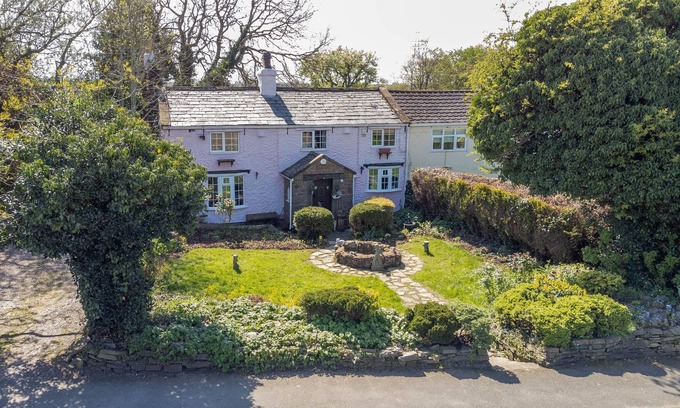 Cronton Cabaña | Wonderful Chocolate Box Period Cottage