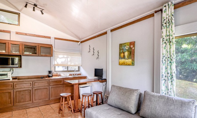 Santa Eulalia Cabina | Maravillosa cabaña a nivel del suelo con jardines, terraza y piscina compartida.