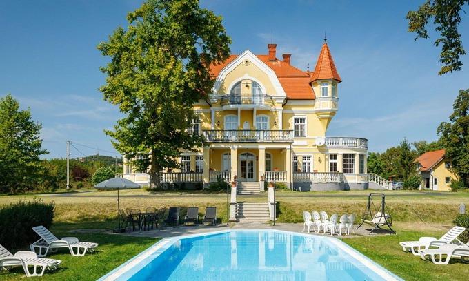 Fonyod Villa | Casa de vacaciones privada con piscina privada, WIFI, TV, terraza, vista panorámica, aparcamiento