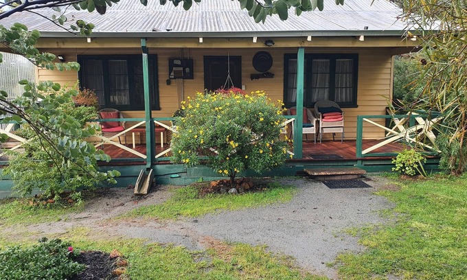 Dwellingup Cabaña | Cabaña del leñador: venga a disfrutar de la selva, la paz y la tranquilidad.