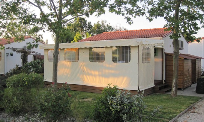 Saint-Pierre-d'Oleron Chalet De Esquí | chalet de madera en los jardines de St Pierre