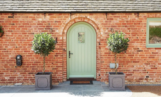 Rosliston Cabaña | Woodland Retreat is the ideal romantic getaway. Surrounded by woodland and several walking routes an