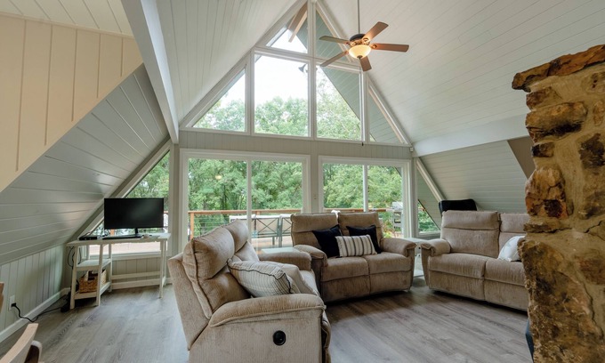 Heber Springs Cabina | Woodland Retreat is a perfect destination to relax w/ gorgeous lakefront views!!