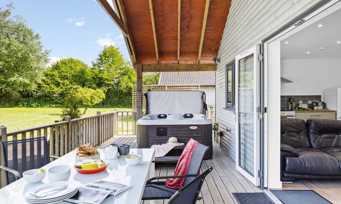 Somerton Cabina | Woodpecker Lodge, Redlake Farm