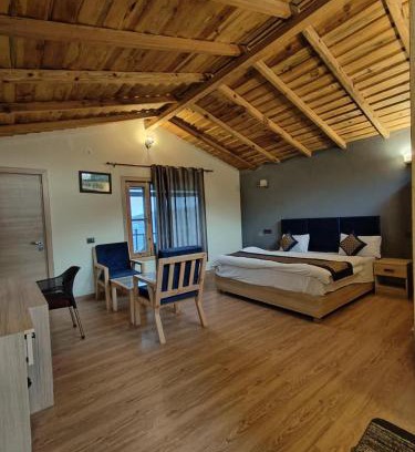 Mukteshwar Hotel | Woodpecker nest by lake & woods