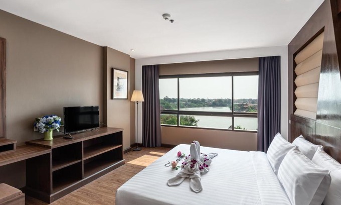 Samphao Lom Hotel | Woraburi Ayutthaya Resort & Spa By The River