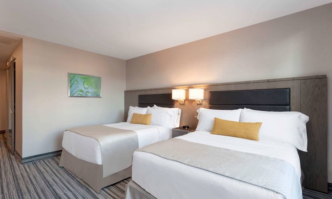 Queens Hotel | Wyndham Garden LaGuardia South