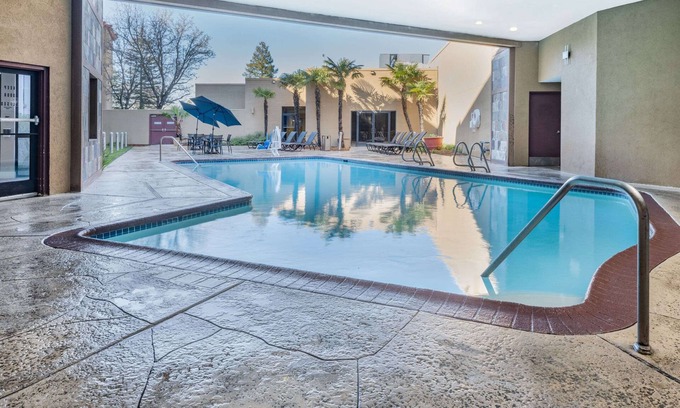 Foothill Farms Hotel | Wyndham Sacramento