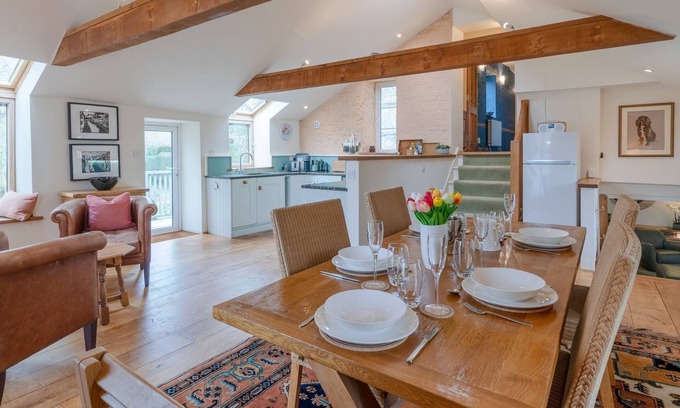 Malmesbury Cabaña | Wynyard Mill, Malmesbury - sleeps 6 guests in 3 bedrooms
