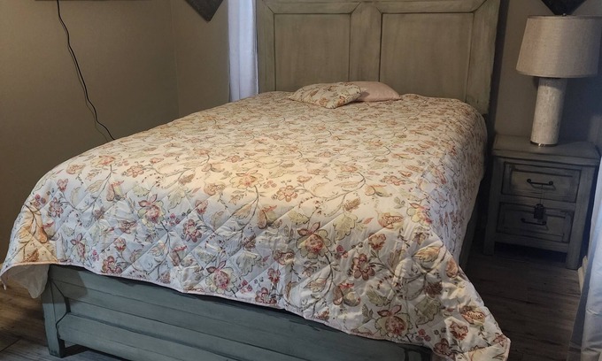 Hollandale Casa | X Marks the Spot 3 Bedrooms, 4 Beds, 1 bathroom House. Newly remodeled.