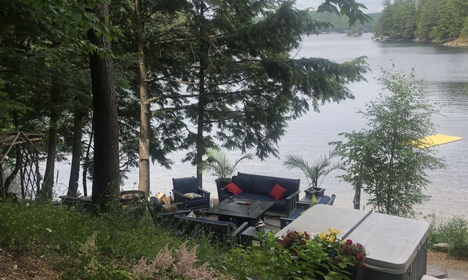 Lake of Bays Casa | Watersedge Lakehouse está a solo 15 pies del borde del lago de las bahías.