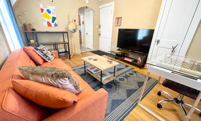 Minot Apartamento | Yellow House Apartment w/Self Check-in + Workspace