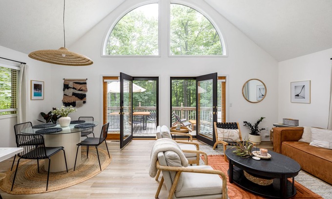 Cedar Chalet De Esquí | Your Fall Retreat Awaits at the Old Mountain House