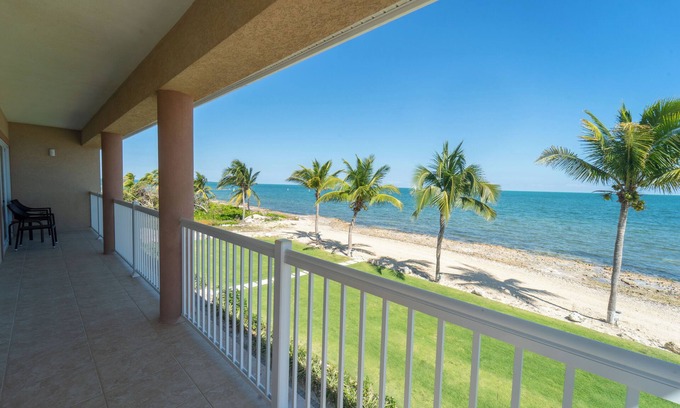 Crystal Harbour Apartamento | Your Relaxing Getaway Awaits! Oceanfront, Outdoor Pool, Pets Allowed