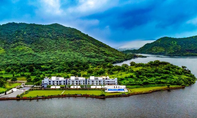 Udaipur District Hotel | ZANA Lakeview Resort - most scenic lakeside resort
