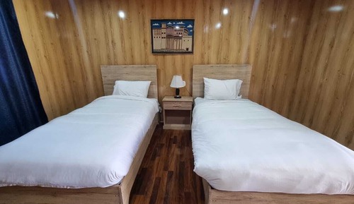 Habitación básica con 2 camas individuales