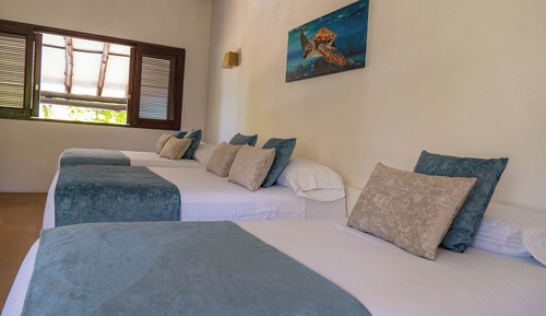 Habitación familiar, vistas a la piscina