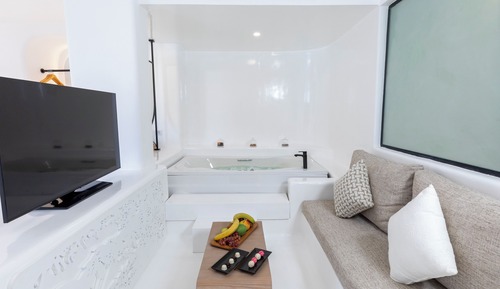 Livin' It Up Jacuzzi Suite