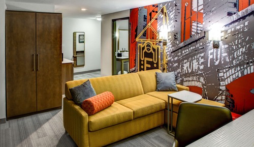 Suite estudio, 1 cama de matrimonio grande con sofá cama, en esquina