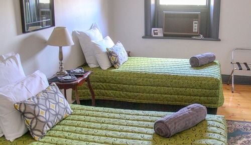 Habitación con 2 camas individuales, baño compartido