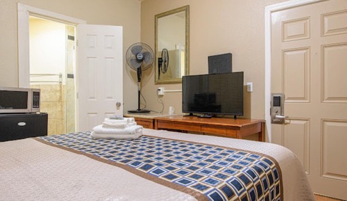 Room, 1 Queen Bed (Private Bath)