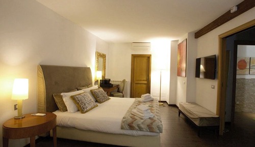 Habitación triple, en edificio anexo