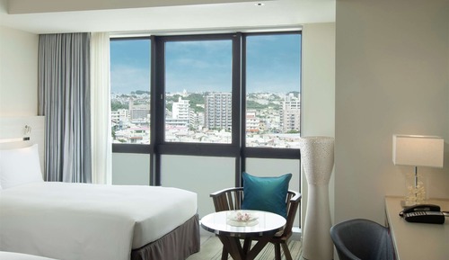 Habitación con 2 camas individuales, vistas a la ciudad