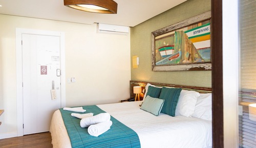 Suite Deluxe, 1 cama de matrimonio grande, Aire acondicionado, vistas parciales al mar